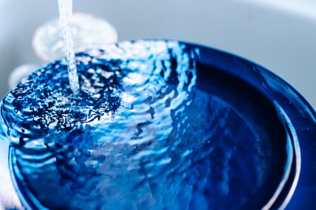 flow-of-water-from-water-faucet-with-splashes-on